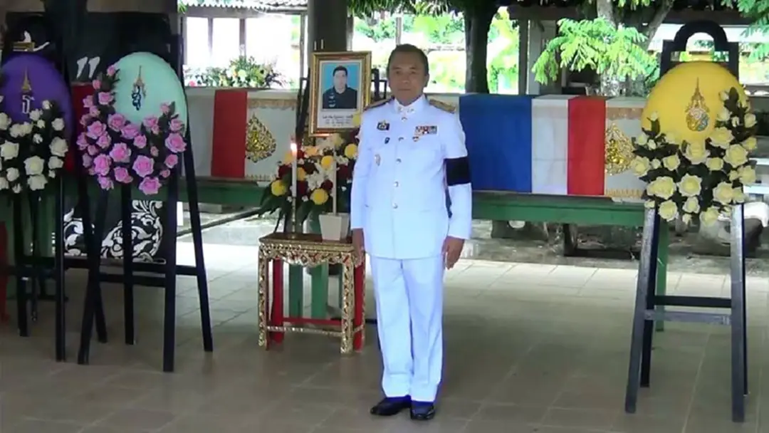 สมเด็จพระเจ้าอยู่หัว ร.10 พระราชทานพวงมาลาวางหน้าหีบศพอาสาสมัครทหารพรานเสียชีวิตจากเหตุคนร้ายลอบวางระเบิด สมเด็จพระเจ้าอยู่หัว ร.10 พระราชทานพวงมาลาวางหน้าหีบศพอาสาสมัครทหารพรานเสียชีวิตจากเหตุคนร้ายลอบวางระเบิด