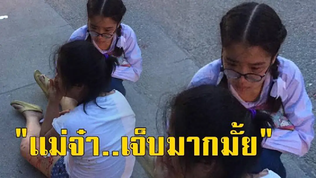 สันดานตีนผี!โซเชียลฯแชร์ ชายขับจยย.ชน2เเม่ลูกล้มคว่ำ บาดเจ็บ เศร้าใจหนักเมื่อเห็นภาพลูกสาวนั่งปลอบเเม่ในสภาพเลือดท่วมตัว! สันดานตีนผี!โซเชียลฯแชร์ ชายขับจยย.ชน2เเม่ลูกล้มคว่ำ บาดเจ็บ เศร้าใจหนักเมื่อเห็นภาพลูกสาวนั่งปลอบเเม่ในสภาพเลือดท่วมตัว!