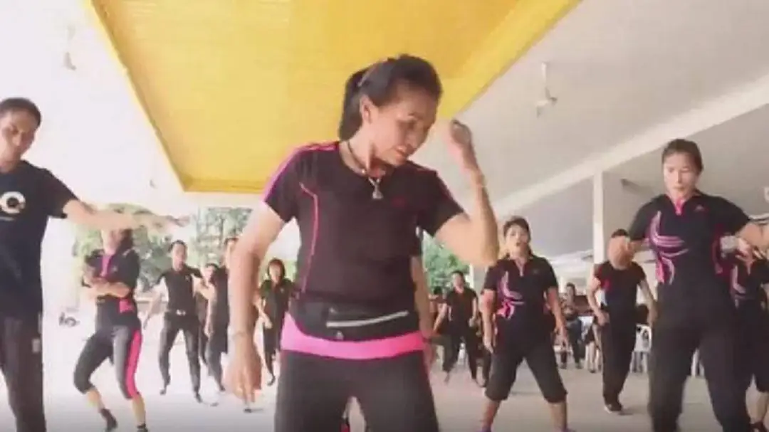 แบบนี้ก็มีด้วยหรอ? สมาชิกร่วมเต้นแอโรบิคหน้าไฟ ส่งดวงวิญญาณประธานชมรม (ชมคลิป)
