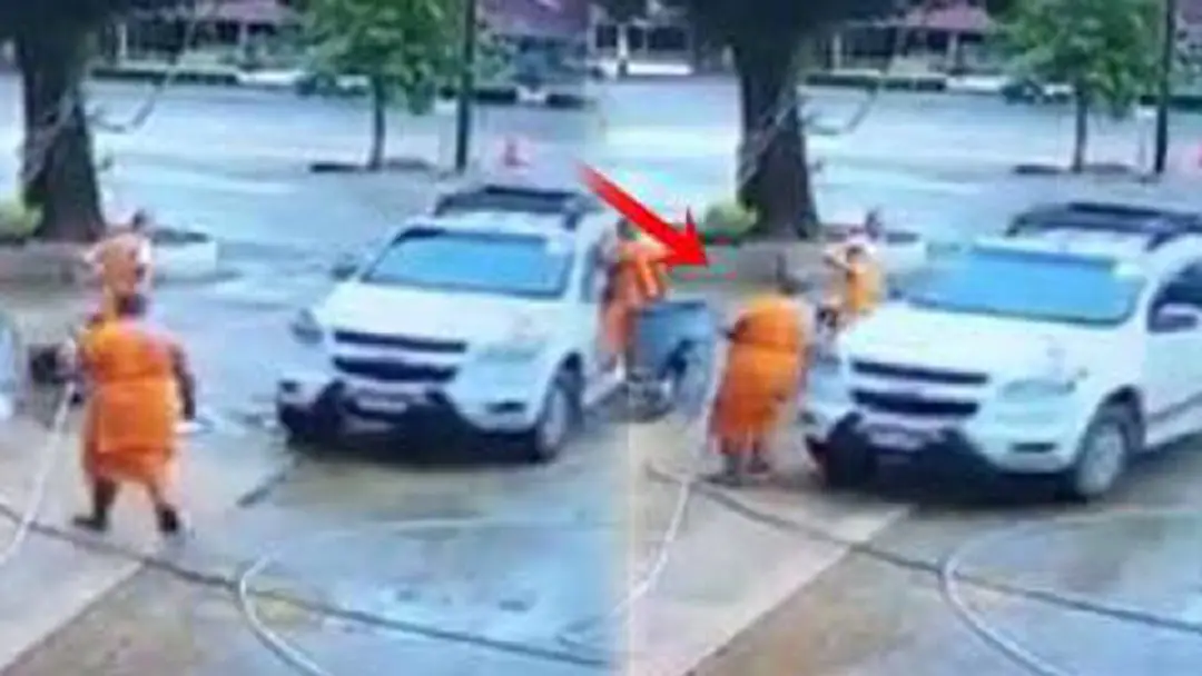 “พระลูกวัด” กำลังกวาดลานวัดอยู่ดีๆ มี “รถกระบะ” คันหนึ่งขับพุ่งเข้าใส่ สาเหตุเกิดจากมาหัดขับรถในลานวัด !! (ชมคลิป)