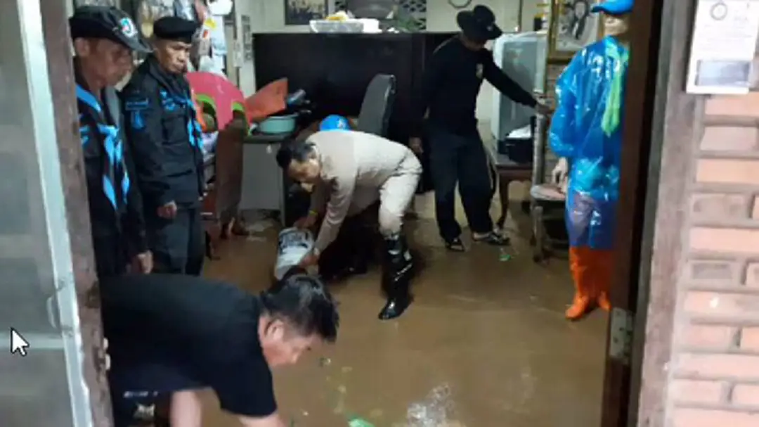 “พายุขนุน” แผลงฤทธิ์ ทำน้ำป่าทะลักท่วมตัวเมืองด่านซ้าย จ.เลย “พายุขนุน” แผลงฤทธิ์ ทำน้ำป่าทะลักท่วมตัวเมืองด่านซ้าย จ.เลย