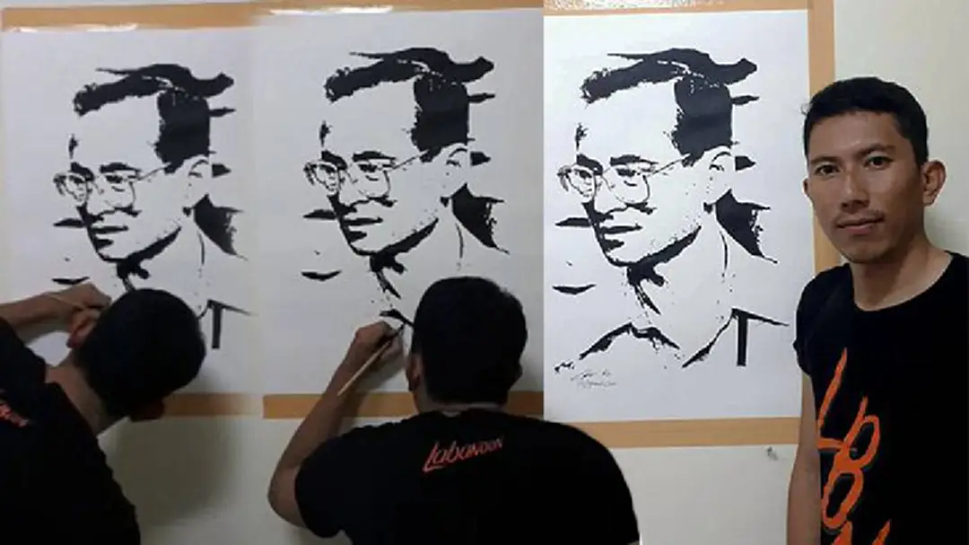 หนุ่มเบตงไลฟ์สดวาดภาพพระบรมสาทิสลักษณ์ในหลวงร.9 (ชมคลิป) หนุ่มเบตงไลฟ์สดวาดภาพพระบรมสาทิสลักษณ์ในหลวงร.9 (ชมคลิป)