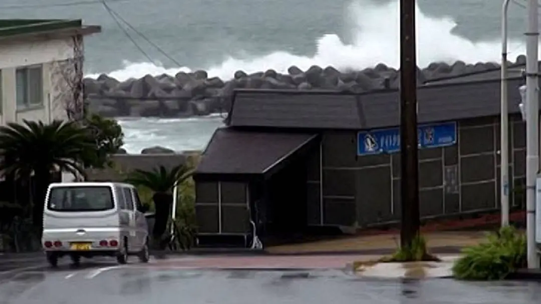 ไต้ฝุ่น “แลง” ถล่ม! ญี่ปุ่น ตาย 2 ราย ไต้ฝุ่น “แลง” ถล่ม! ญี่ปุ่น ตาย 2 ราย