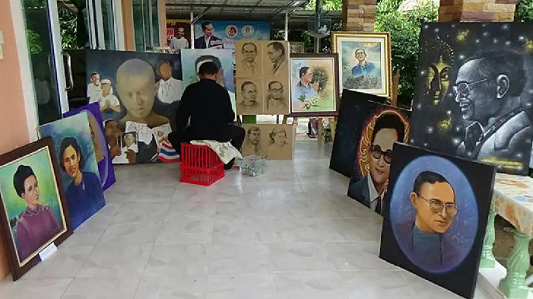 ด้วยแรงแห่งศรัทธา..ครูสุรินทร์วาดภาพในหลวง ร.9 มาทั้งชีวิต เกือบ 1,000 ภาพ - ปลูกฝังเด็กๆให้จงรักภักดี และ พอเพียงตามรอยพ่อหลวง