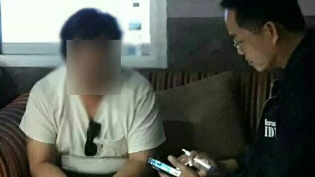 "แก๊งปล้นเงิน 60 ล้าน" เข้ามอบตัวอีก 1 คน จ่อออกหมายจับอีก 3 "แก๊งปล้นเงิน 60 ล้าน" เข้ามอบตัวอีก 1 คน จ่อออกหมายจับอีก 3