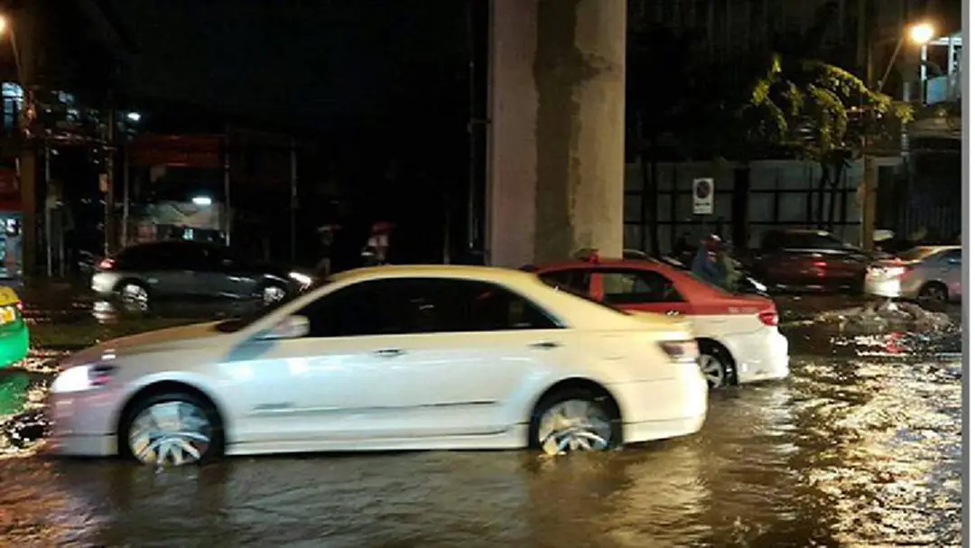 ฝนถล่มกรุงกลางดึก อ่วมหลายพื้นที่ ฝนถล่มกรุงกลางดึก อ่วมหลายพื้นที่