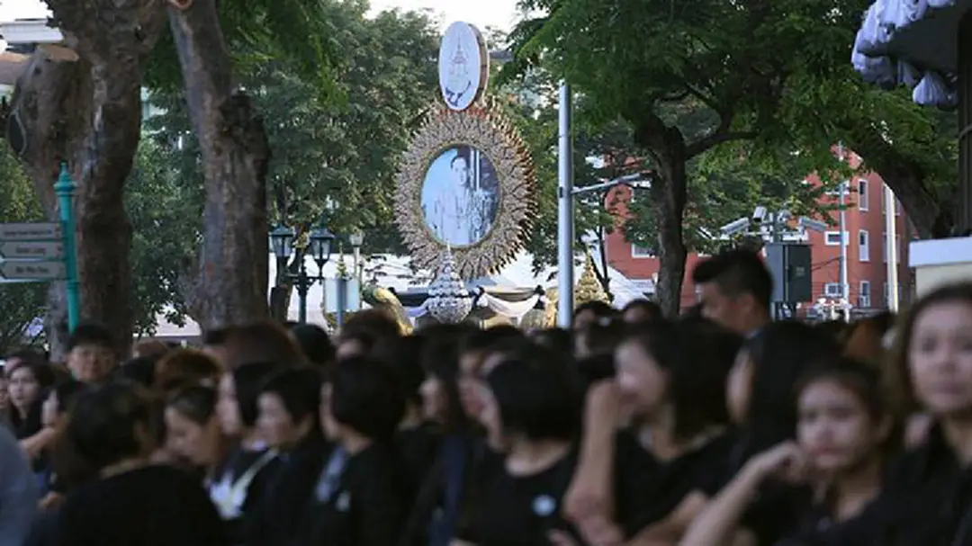 ปชช.ชมการซ้อมย่อยริ้วขบวนพระบรมราชอิสริยยศ ฝั่งตรงข้ามพระบรมมหาราชวัง ปชช.ชมการซ้อมย่อยริ้วขบวนพระบรมราชอิสริยยศ ฝั่งตรงข้ามพระบรมมหาราชวัง