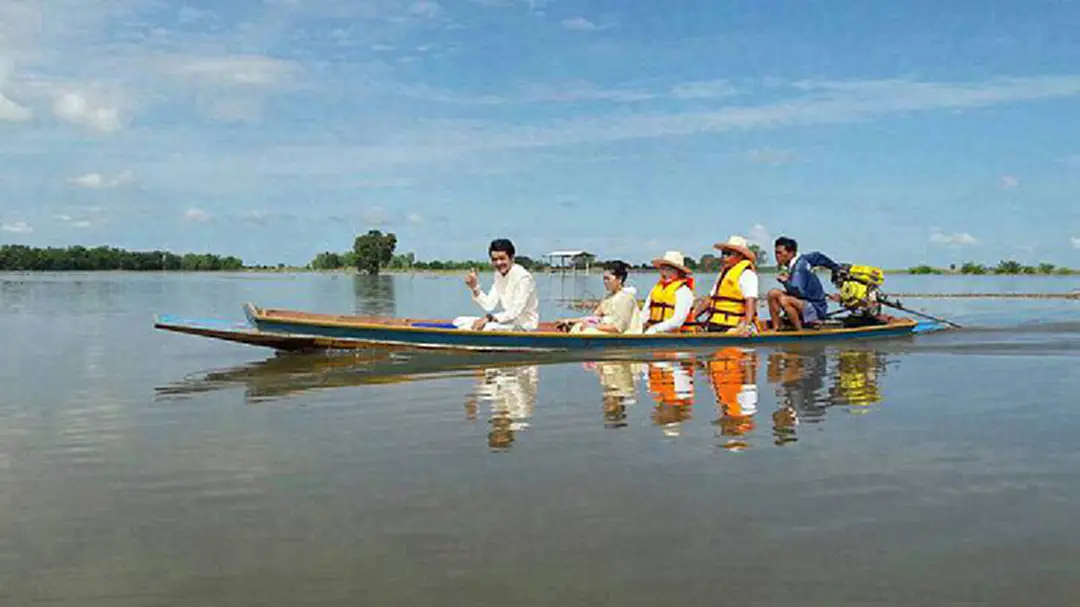 เพราะรักมันแน่นอก...แม้น้ำท่วมสูง! เจ้าบ่าวพิจิตรนั่งเรือไปแต่งงาน เพราะรักมันแน่นอก...แม้น้ำท่วมสูง! เจ้าบ่าวพิจิตรนั่งเรือไปแต่งงาน