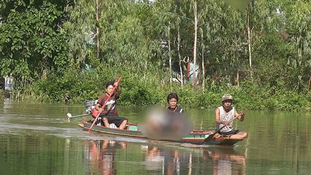 สุดอนาถ!! พิจิตร ใช้เรือเคลื่อนศพจากบ้านที่ถูกน้ำท่วมสูงกว่า 2 เมตร สุดอนาถ!! พิจิตร ใช้เรือเคลื่อนศพจากบ้านที่ถูกน้ำท่วมสูงกว่า 2 เมตร