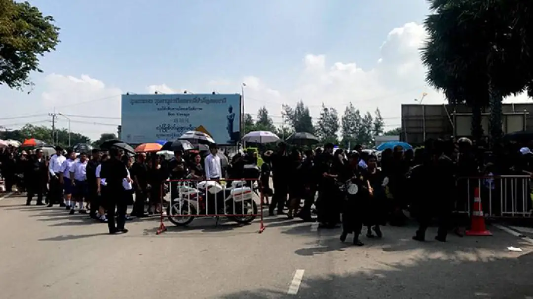 ปชช.นับแสน... หลั่งไหลร่วมวางดอกไม้จันทน์ ณ พุทธมณฑล ปชช.นับแสน... หลั่งไหลร่วมวางดอกไม้จันทน์ ณ พุทธมณฑล