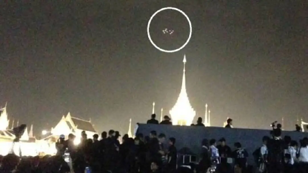 ชมกันชัดๆอีกครั้ง! เหตุอัศจรรย์นกสีขาว 9 ตัวบินวนเหนือพระเมรุมาศ ระหว่างถวายพระเพลิงพระบรมศพฯจริง (ชมคลิป) ชมกันชัดๆอีกครั้ง! เหตุอัศจรรย์นกสีขาว 9 ตัวบินวนเหนือพระเมรุมาศ ระหว่างถวายพระเพลิงพระบรมศพฯจริง (ชมคลิป)