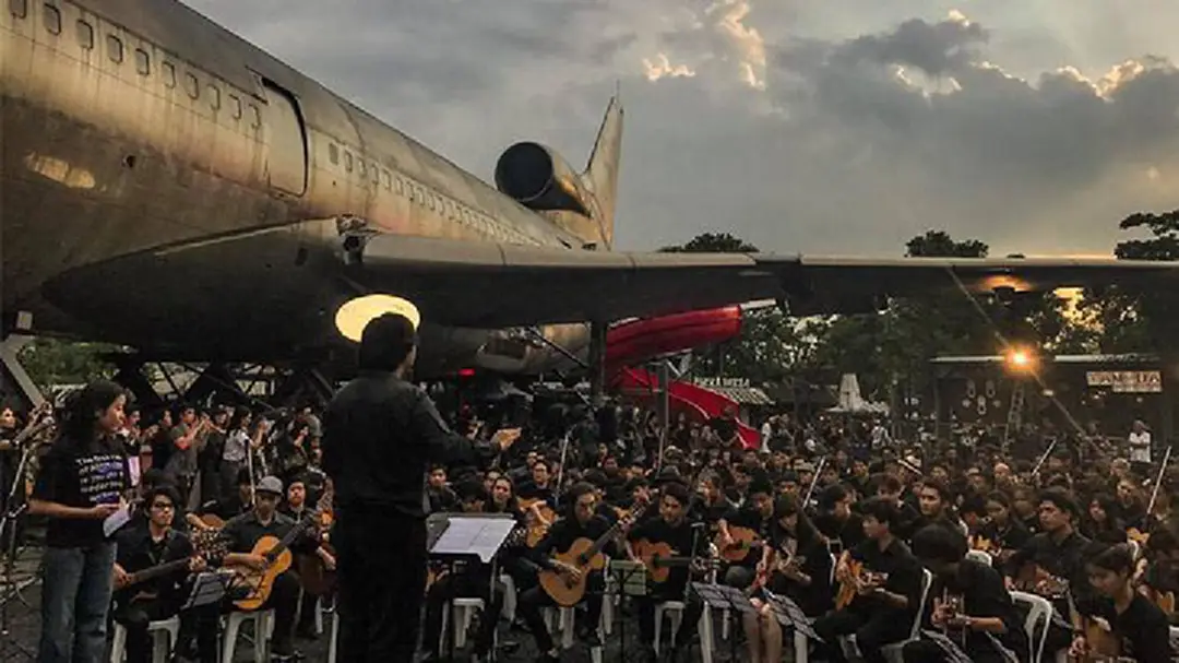 ปรากฏการณ์รวมตัวผู้บรรเลงกีตาร์กว่า 300 ชีวิต เพื่อบรรเลงบทเพลงพระราชนิพนธ์ 'สายฝน' ปรากฏการณ์รวมตัวผู้บรรเลงกีตาร์กว่า 300 ชีวิต เพื่อบรรเลงบทเพลงพระราชนิพนธ์ 'สายฝน'