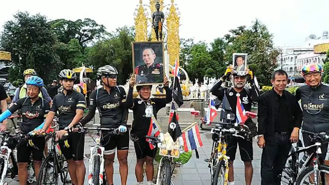 ด้วยความจงรักภักดี... ลุงวัย 63 ปั่นจักรยานจากเชียงรายไปถวายดอกไม้จันทร์ที่สนามหลวง ด้วยความจงรักภักดี... ลุงวัย 63 ปั่นจักรยานจากเชียงรายไปถวายดอกไม้จันทร์ที่สนามหลวง