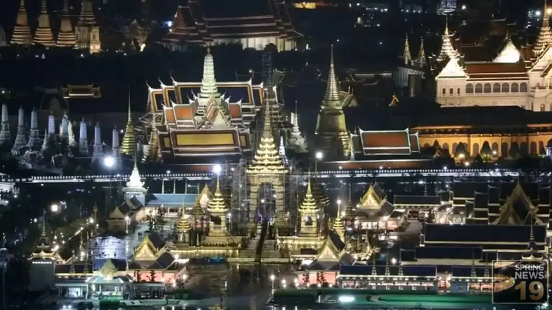 สื่อต่างประเทศรายงาน “อีก 14 วัน คนไทยใจหายและไม่อยากให้มาถึง” พร้อมเผยแพร่ภาพความสวยงามตระการตาของพระเมรุมาศไปทั่วโลก