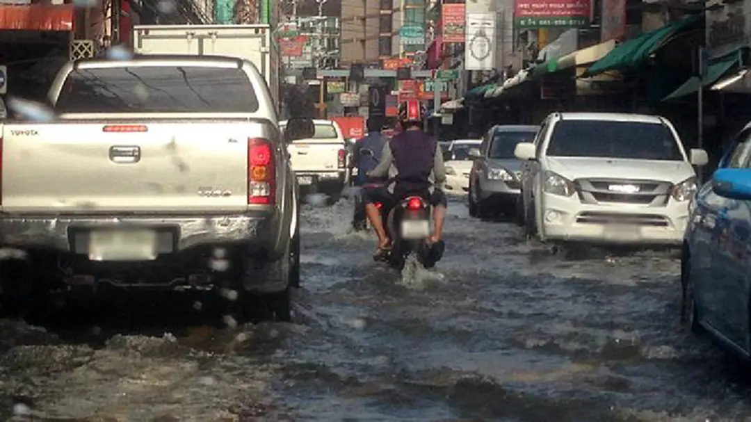 "รัชดา-ห้วยขวาง" วิกฤต! เผชิญน้ำรอการระบาย "รัชดา-ห้วยขวาง" วิกฤต! เผชิญน้ำรอการระบาย