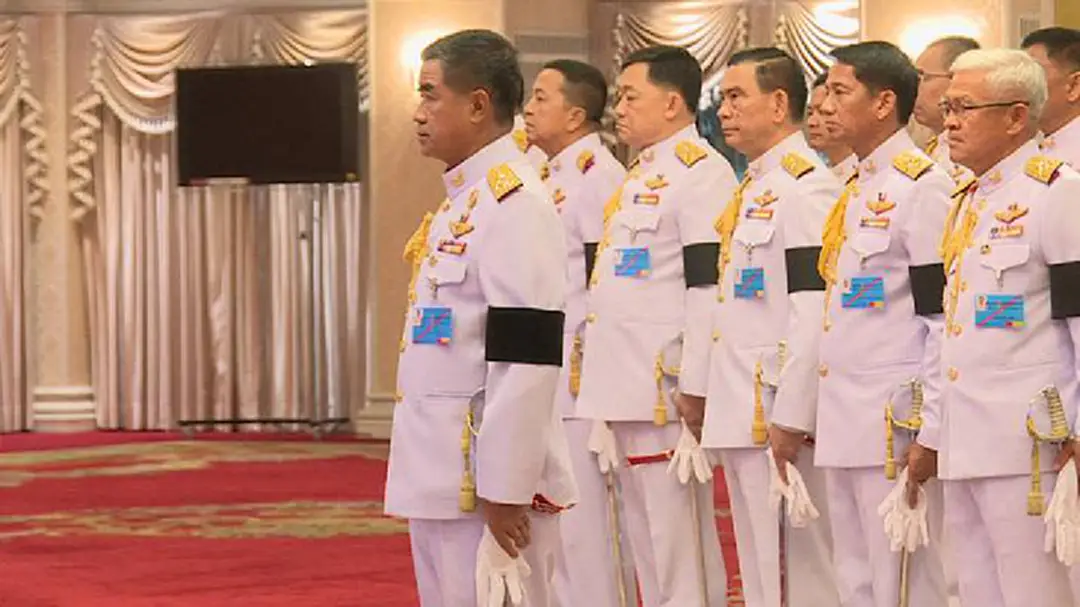 "ผบ.ทบ." รับมอบเครื่องแบบจิตอาสาพระราชทาน งานพระราชพิธีถวายพระเพลิงพระบรมศพ "รัชกาลที่9"