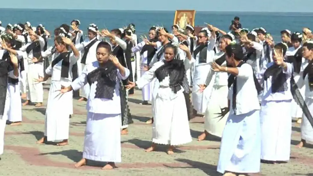 ช่างฟ้อนจิตอาสา200 คนร่วมฟ้อนแสดงความอาลัยริมชายหาดเพชรบุรี ช่างฟ้อนจิตอาสา200 คนร่วมฟ้อนแสดงความอาลัยริมชายหาดเพชรบุรี