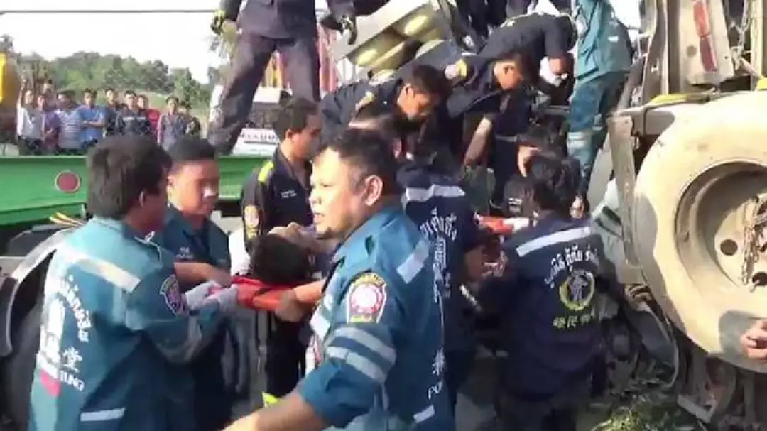 ยักษ์ใหญ่ประสานงากัน รถบรรทุกเสียหลักชนรถเก๋งข้างทาง มีผู้เสียชีวิต 2 ราย ถนนมอเตอร์เวย์ติดหนึบ ยักษ์ใหญ่ประสานงากัน รถบรรทุกเสียหลักชนรถเก๋งข้างทาง มีผู้เสียชีวิต 2 ราย ถนนมอเตอร์เวย์ติดหนึบ