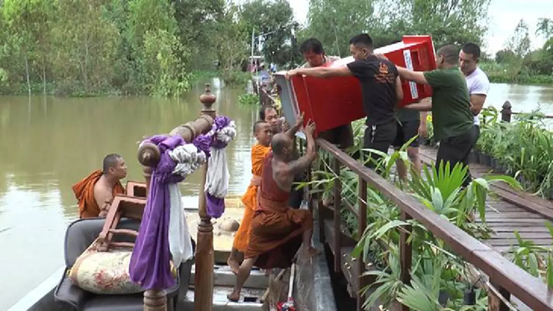 พระ-เณร หอบของลงเรือหนี! หลังน้ำชีทะลักท่วมวัดเกาะเกิ้ง จ.มหาสารคาม พระ-เณร หอบของลงเรือหนี! หลังน้ำชีทะลักท่วมวัดเกาะเกิ้ง จ.มหาสารคาม