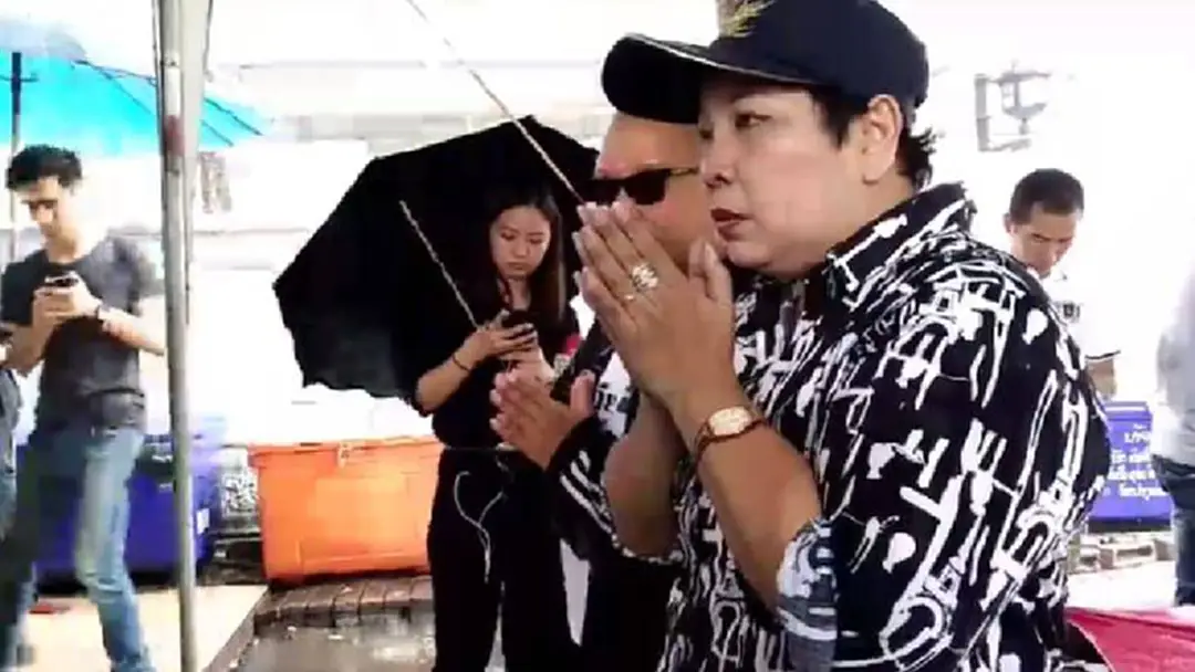 แม่น้องเกด-พ่อน้องเฌอ จัดกิจกรรมเดินเท้าฝ่าสายฝน ยื่นคำสั่งศาลกรณี 6 ศพวัดปทุมฯ ที่พรรคประชาธิปัตย์ แม่น้องเกด-พ่อน้องเฌอ จัดกิจกรรมเดินเท้าฝ่าสายฝน ยื่นคำสั่งศาลกรณี 6 ศพวัดปทุมฯ ที่พรรคประชาธิปัตย์