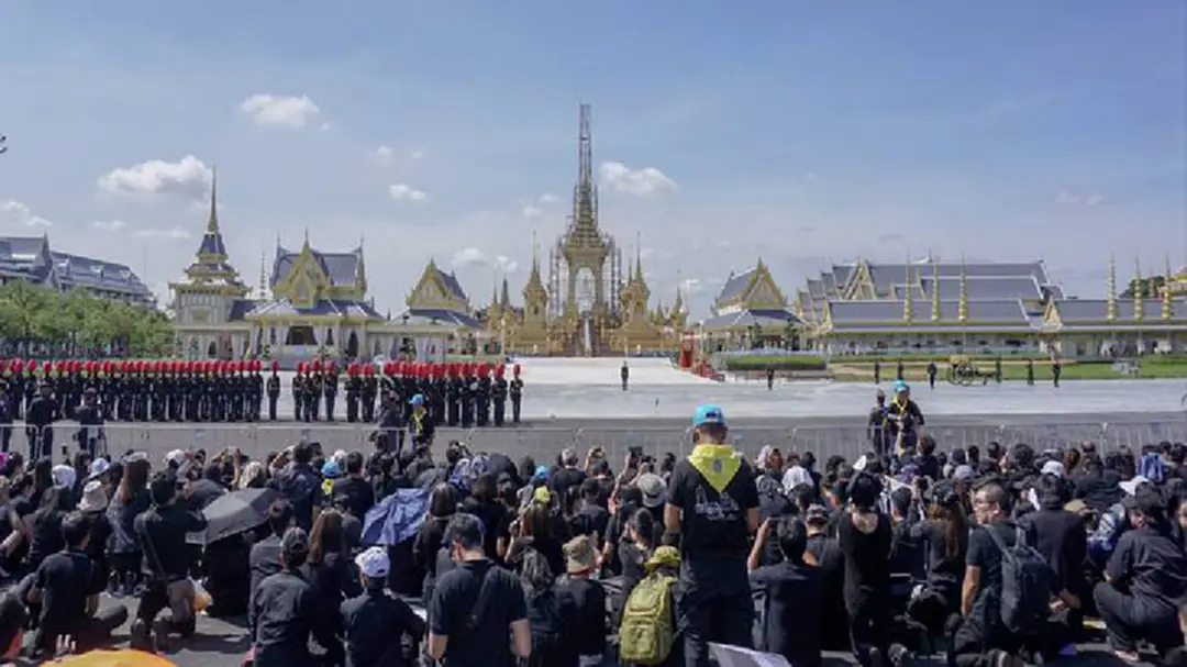 งดร่มหลากสี ห้ามเซลฟี ร่วมชมริ้วขบวนพระบรมราชอิสริยยศ งดร่มหลากสี ห้ามเซลฟี ร่วมชมริ้วขบวนพระบรมราชอิสริยยศ