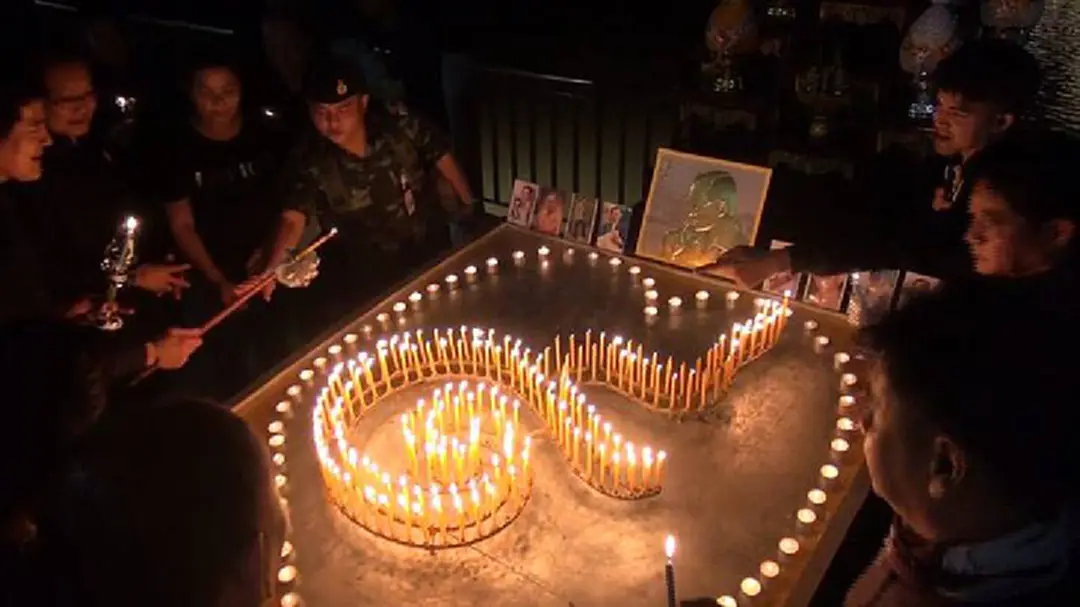 ชาวหัวหินจุดเทียน ร้องเพลง อาลัยในหลวง ร.9 ณ อ่างเก็บน้ำเขาเต่า ชาวหัวหินจุดเทียน ร้องเพลง อาลัยในหลวง ร.9 ณ อ่างเก็บน้ำเขาเต่า