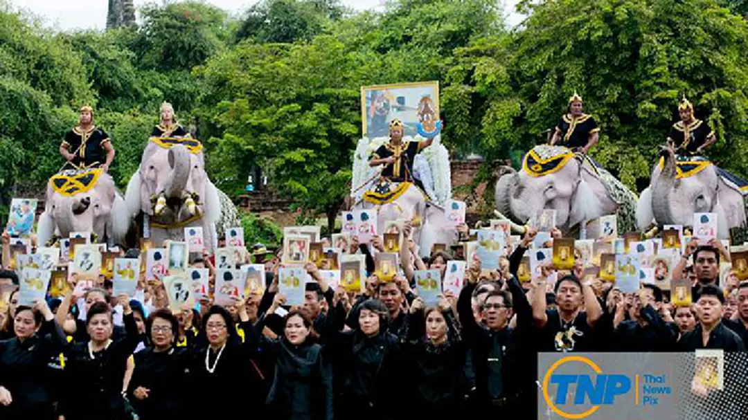"วังช้างแลเพนียด" ทรงเครื่องเต็มยศถวายอาลัยครบรอบ 1 ปี วันสวรรคตในหลวง "รัชกาลที่ 9" "วังช้างแลเพนียด" ทรงเครื่องเต็มยศถวายอาลัยครบรอบ 1 ปี วันสวรรคตในหลวง "รัชกาลที่ 9"