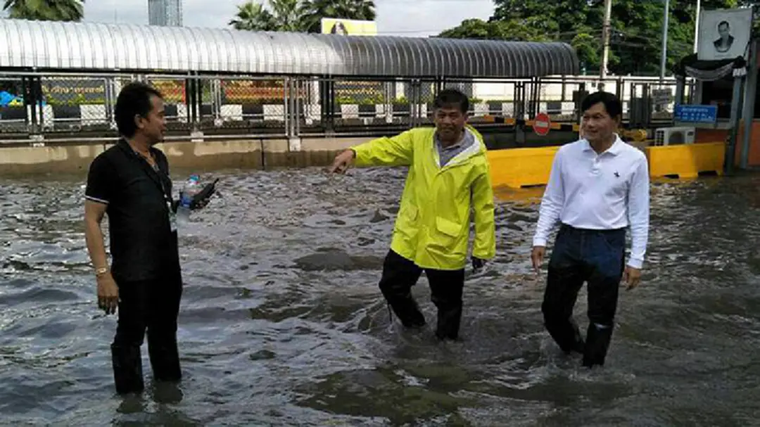 รองผู้ว่าฯ กทม. ลงพื้นที่เกาะติดน้ำท่วมวิภาวดีฯ รองผู้ว่าฯ กทม. ลงพื้นที่เกาะติดน้ำท่วมวิภาวดีฯ