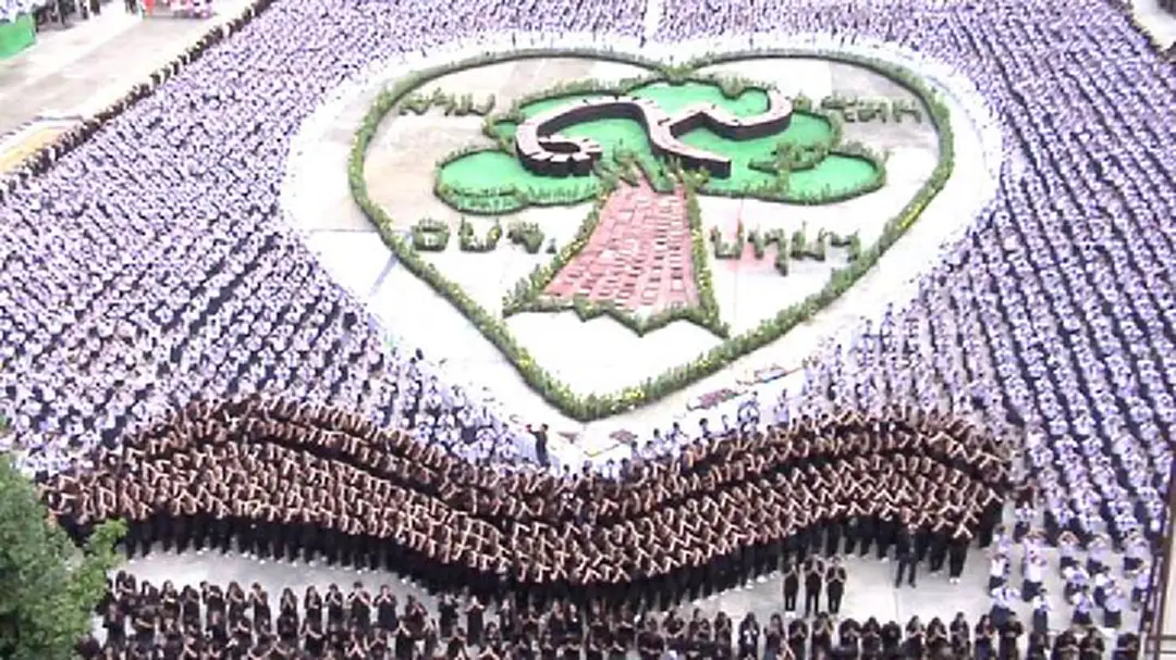 ชาวปทุมฯร่วมตักบาตรเทโวถวายพระราชกุศลพร้อมแปรอักษรและร้องเพลงต้นไม้ของพ่อ (มีคลิป) ชาวปทุมฯร่วมตักบาตรเทโวถวายพระราชกุศลพร้อมแปรอักษรและร้องเพลงต้นไม้ของพ่อ (มีคลิป)