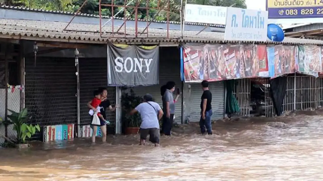 "จักรทิพย์" สั่งทุกหน่วยลงพื้นที่ช่วยเหลือ ปชช. หวั่นมิจฉาชีพฉวยโอกาสซ้ำเติมน้ำท่วม "จักรทิพย์" สั่งทุกหน่วยลงพื้นที่ช่วยเหลือ ปชช. หวั่นมิจฉาชีพฉวยโอกาสซ้ำเติมน้ำท่วม