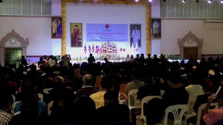 สมเด็จพระนางเจ้าสิริกิติ์ พระบรมราชินีนาถ ในรัชกาลที่ 9 พระราชทานชุดธารน้ำใจสภากาชาดไทย แก่ราษฎรที่ประสบอุทกภัย ในจ.นครสวรรค์