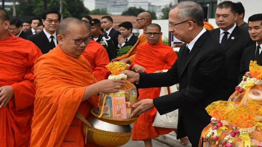 ปธ.ศาลฎีกา นำข้าราชการตักบาตร ถวายพระราชกุศล ปธ.ศาลฎีกา นำข้าราชการตักบาตร ถวายพระราชกุศล