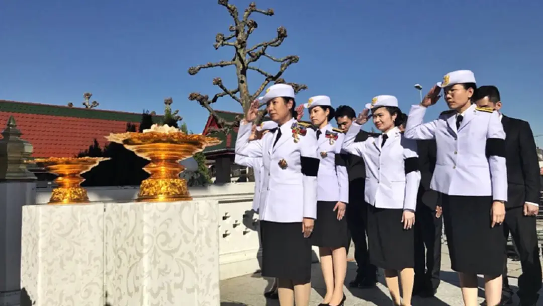 คนไทยในต่างแดนร่วมถวายดอกไม้จันทน์ พร้อมเพรียงกันกับพิธีในประเทศไทย (ชมภาพพิธีถวายดอกไม้จันทน์จากทั่วโลก) คนไทยในต่างแดนร่วมถวายดอกไม้จันทน์ พร้อมเพรียงกันกับพิธีในประเทศไทย (ชมภาพพิธีถวายดอกไม้จันทน์จากทั่วโลก)