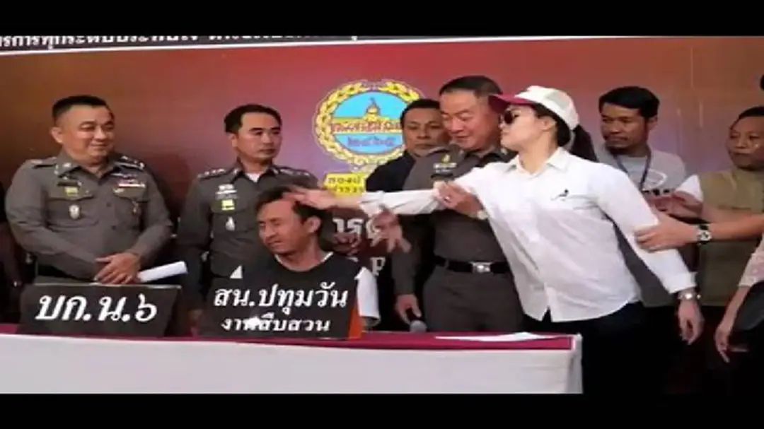 ยังจำได้ไหม “มาเฟียสยาม” ในตำนาน "ตบเด็ก เตะหญิง ขโมยของ"กลับมาอีกครั้ง หลังพ้นคุกออกมา ล่าสุดก่อเหตุแบบนี้อีกแล้ว ยังจำได้ไหม “มาเฟียสยาม” ในตำนาน "ตบเด็ก เตะหญิง ขโมยของ"กลับมาอีกครั้ง หลังพ้นคุกออกมา ล่าสุดก่อเหตุแบบนี้อีกแล้ว