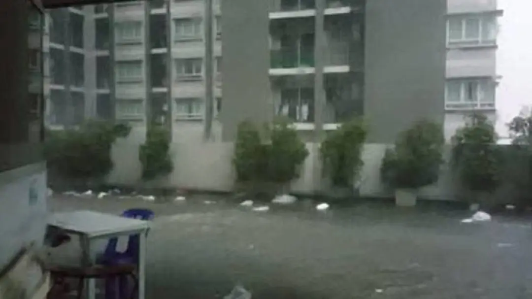 ฝนถล่ม! ลมกระหน่ำ! น้ำท่วม! กทม. (มีคลิป) ฝนถล่ม! ลมกระหน่ำ! น้ำท่วม! กทม. (มีคลิป)