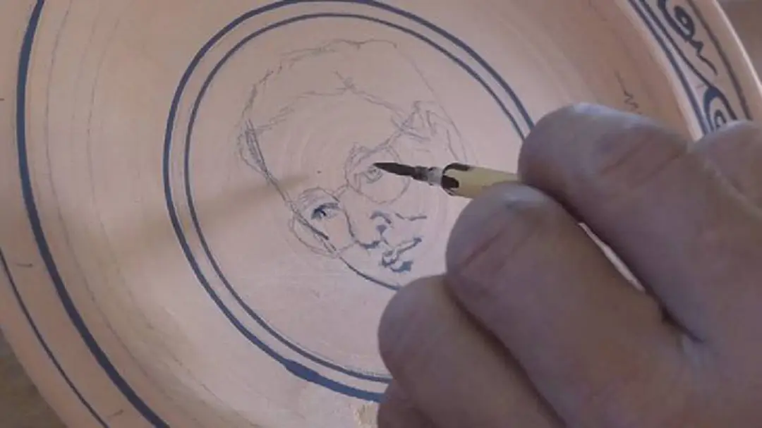 ช่างศิลป์สุโขทัยวาดพระบรมสาทิสลักษณ์ในหลวงร.9ลงจานสังคโลก
