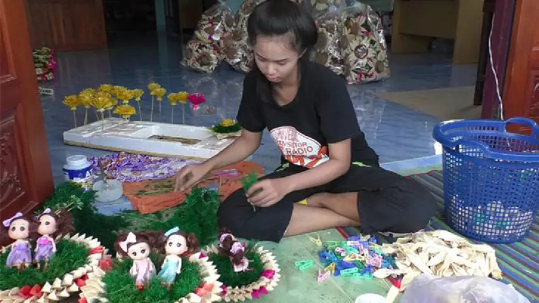 ชาวกำแพงเพชรเร่งทำกระทงประดับตุ๊กตาส่งขาย สร้างรายได้ช่วงเทศกาลฯไม่ต่ำกว่า 30,000 บาท