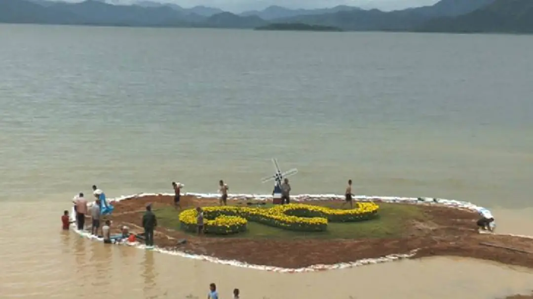ปลูกดอกดาวเรืองกลางอ่างเก็บน้ำแก่งกระจาน จ.เพชรบุรี ปลูกดอกดาวเรืองกลางอ่างเก็บน้ำแก่งกระจาน จ.เพชรบุรี