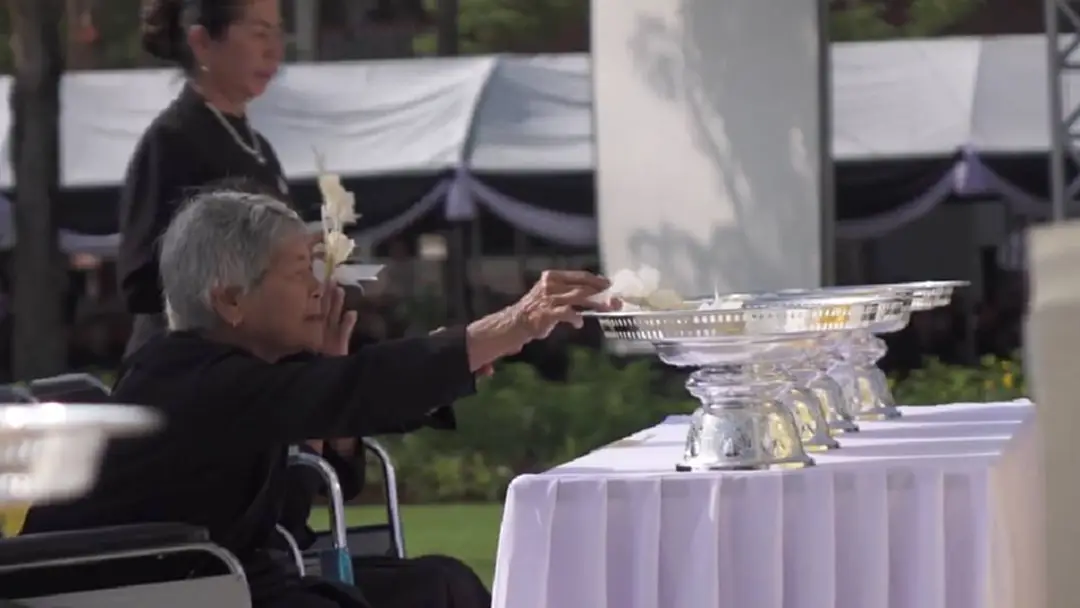 ประชาชนในจ.สุโขทัยร่วมถวายดอกไม้จันทน์ในหลวงร.9