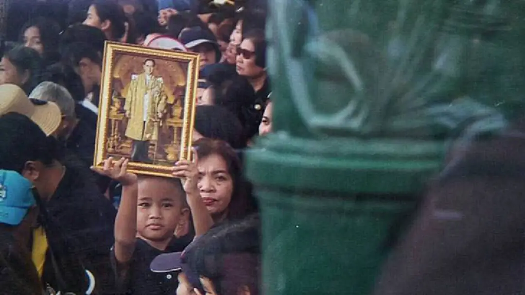 คลื่นมวลชนหลั่งไหลไปท้องสนามหลวงรอชมการซ้อมย่อย "ริ้วขบวนพระบรมราชอิสริยยศ" (ภาพชุด) คลื่นมวลชนหลั่งไหลไปท้องสนามหลวงรอชมการซ้อมย่อย "ริ้วขบวนพระบรมราชอิสริยยศ" (ภาพชุด)