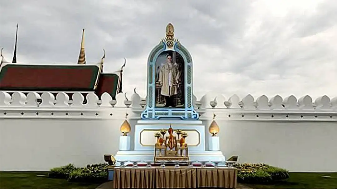 "สมเด็จพระเจ้าอยู่หัว" โปรดเกล้าฯ ตั้งซุ้มพระบรมฉายาลักษณ์ "ร.9" ให้ปชช.ถวายดอกไม้สักการะ "สมเด็จพระเจ้าอยู่หัว" โปรดเกล้าฯ ตั้งซุ้มพระบรมฉายาลักษณ์ "ร.9" ให้ปชช.ถวายดอกไม้สักการะ