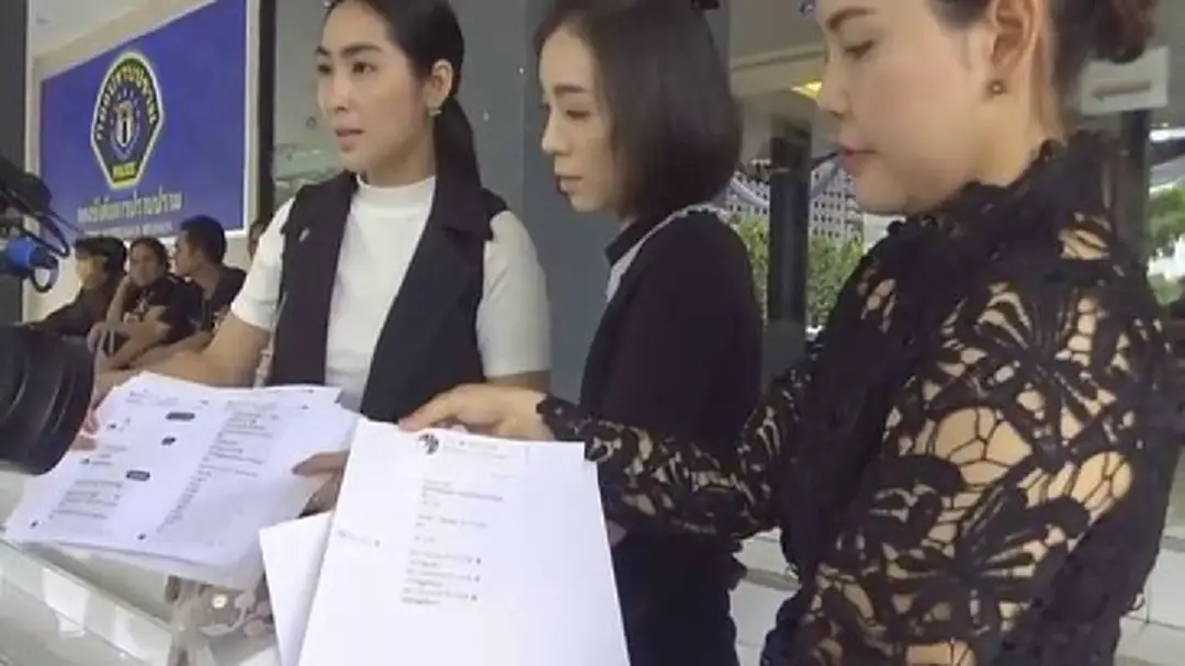 กลุ่มคุณแม่และผู้ปกครอง ร.ร.สาธิตรังสิต แจ้งความ สะใภ้ บ.ทัวร์ชื่อดัง โกงแชร์กว่า 55 ล้าน กลุ่มคุณแม่และผู้ปกครอง ร.ร.สาธิตรังสิต แจ้งความ สะใภ้ บ.ทัวร์ชื่อดัง โกงแชร์กว่า 55 ล้าน
