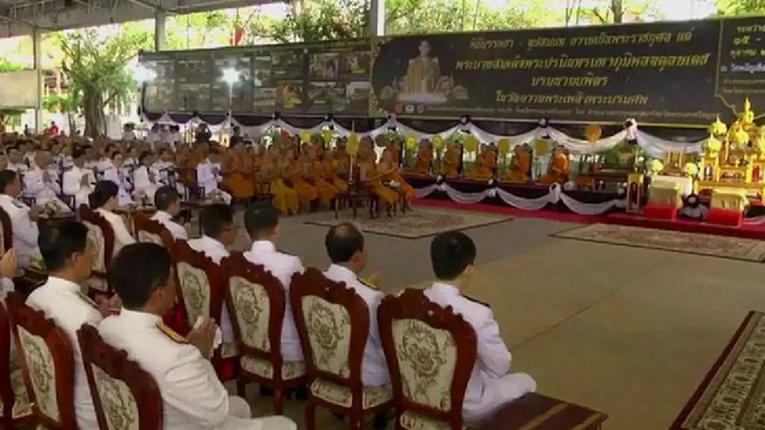 ชาวอยุธยาฯ ร่วมใจตักบาตร น้อมอาลัย วันสวรรคตครบ 1 ปี ในหลวง "ร.9"