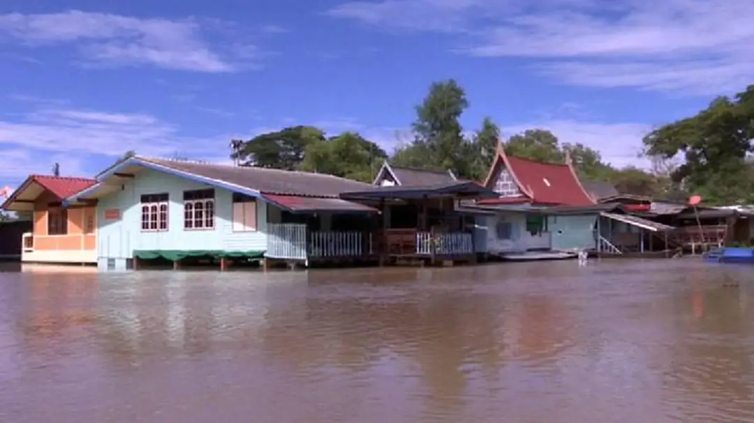 บ้านโพธิ์ ยังวิกฤต! น้ำท่วมสูง 2 เมตร 60 หลังคาจ่อมิดบาดาล บ้านโพธิ์ ยังวิกฤต! น้ำท่วมสูง 2 เมตร 60 หลังคาจ่อมิดบาดาล