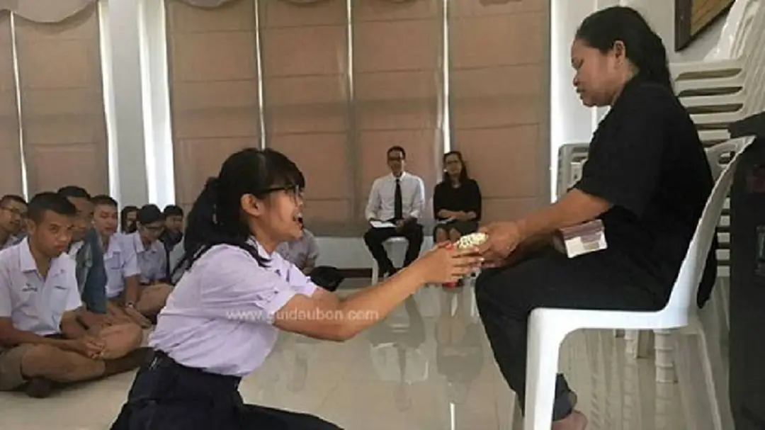 สุดประทับใจ!! นักเรียนจัดพิธีอำลาให้ “แม่บ้าน” ที่ลาออกเพราะปัญหาสุขภาพ (มีคลิป) สุดประทับใจ!! นักเรียนจัดพิธีอำลาให้ “แม่บ้าน” ที่ลาออกเพราะปัญหาสุขภาพ (มีคลิป)