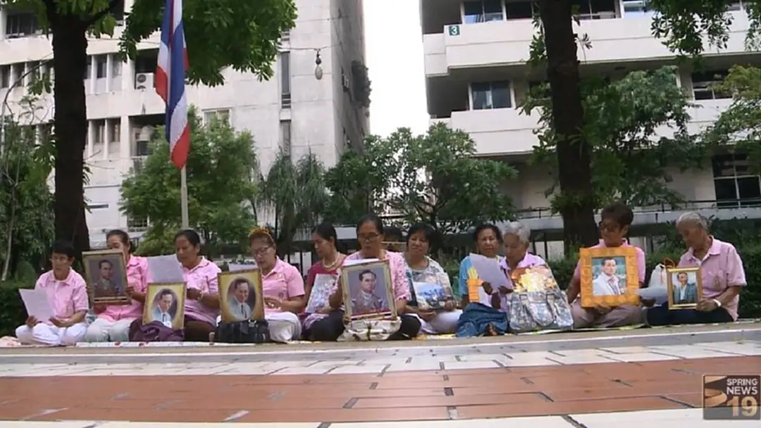 จำได้มั้ย? 12 ตุลาคมปีที่แล้ว เรายังใส่เสื้อชมพูสวดมนต์ให้ในหลวงรัชกาลที่ 9 กันอยู่เลย สื่อต่างชาติเกาะติดรายงานเผยแพร่ภาพคนไทยรักในหลวงไปทั่วโลก