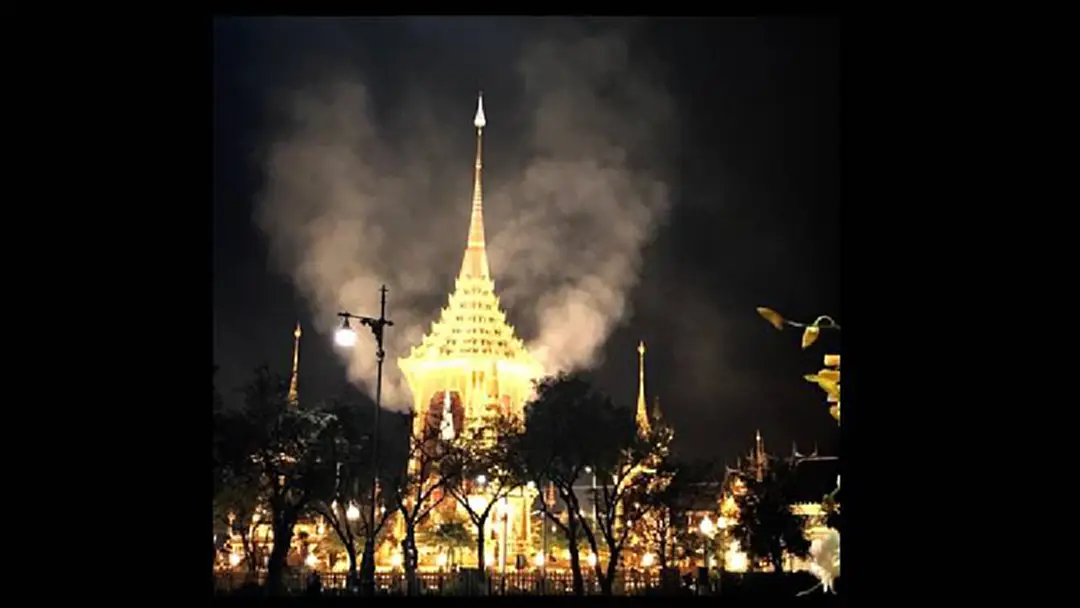 อัศจรรย์! เกิดควันสีขาว"รูปหัวใจ"ลอยเหนือพระเมรุมาศ ขณะถวายพระเพลิงพระบรมศพฯจริง อัศจรรย์! เกิดควันสีขาว"รูปหัวใจ"ลอยเหนือพระเมรุมาศ ขณะถวายพระเพลิงพระบรมศพฯจริง
