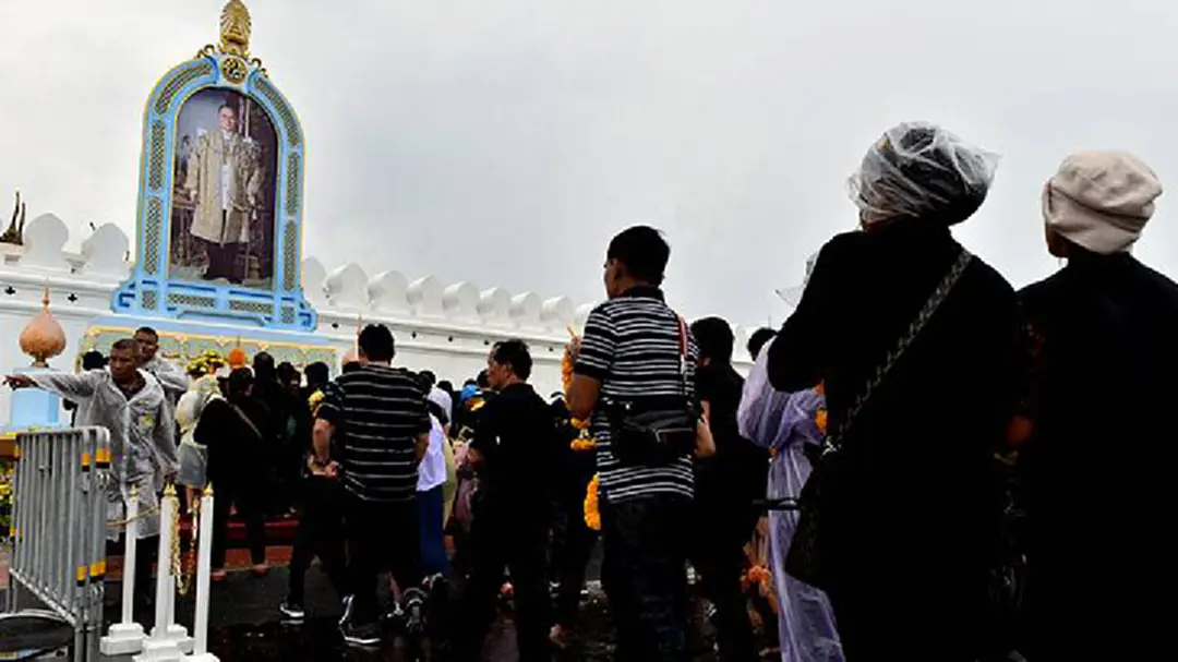 ปชช.เดินทางมาถวาย "พวงมาลัย-ดอกไม้" ที่ซุ้มประดิษฐานพระบรมฉายาลักษณ์ ในหลวง "ร.9" ปชช.เดินทางมาถวาย "พวงมาลัย-ดอกไม้" ที่ซุ้มประดิษฐานพระบรมฉายาลักษณ์ ในหลวง "ร.9"