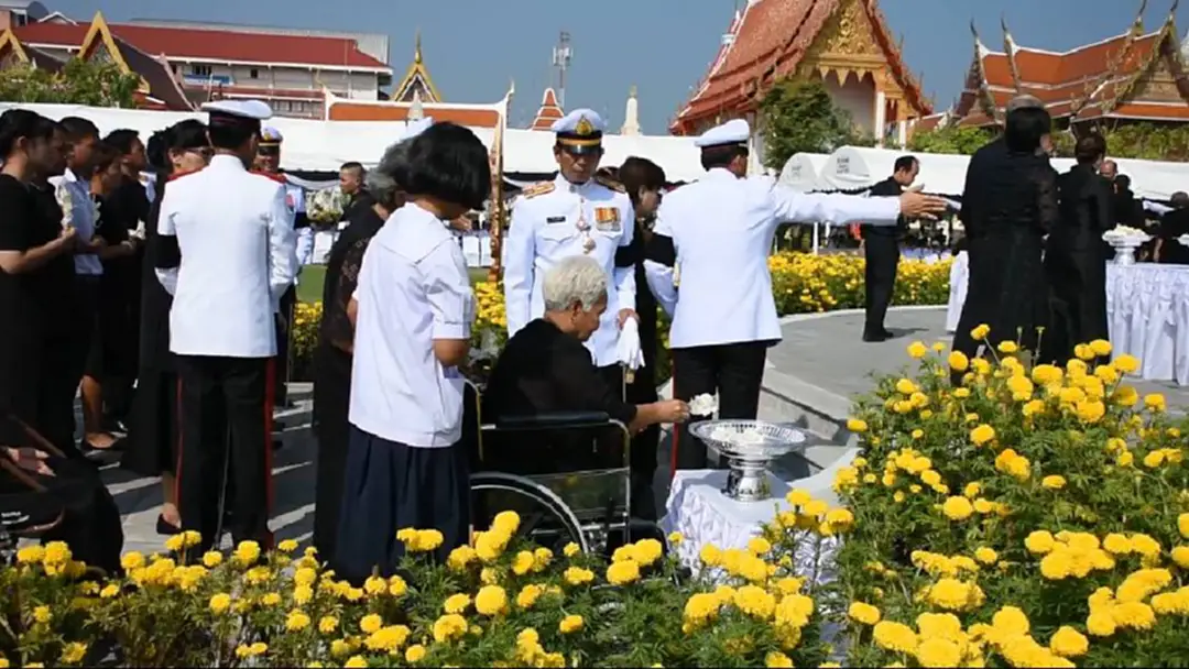 ประชาชนในจ.เพชรบุรีร่วมถวายดอกไม้จันทน์ ประชาชนในจ.เพชรบุรีร่วมถวายดอกไม้จันทน์