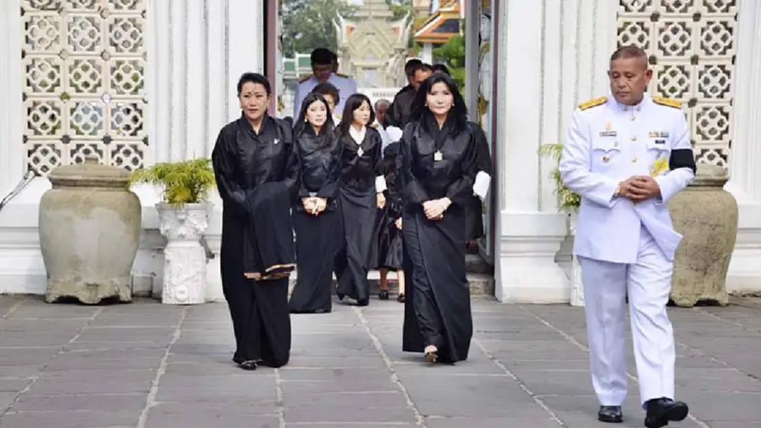 พสกนิกรไทยสุดซาบซึ้งน้ำพระทัย!! พระราชชนนีของสมเด็จพระราชาธิบดีจิกมี แห่งภูฏาน เสด็จฯวางพวงมาลาถวายราชสักการะบรมศพ ในหลวง ร.9